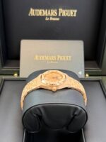 Audemars Piguet ROYAL OAK MINI FROSTED GOLD QUARTZ Ref. 67630OR.GG.1312OR.01 - Image 4